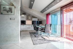 Kuchyňa alebo kuchynka v ubytovaní Luxury spacious apt near Znjan beach w sea view