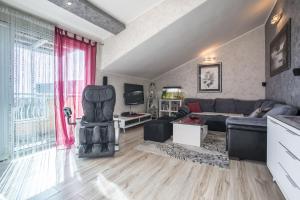Posedenie v ubytovaní Luxury spacious apt near Znjan beach w sea view