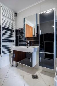 Kúpeľňa v ubytovaní Luxury spacious apt near Znjan beach w sea view + 24 fotografií