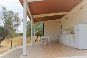 una cucina e una zona pranzo di una casa di Dimora Rem Country Life a 2 minuti dal mare a Nardò Altre 37 foto