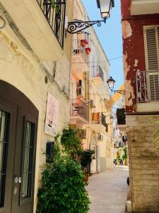 un vicolo in un centro storico con edifici di Trase & isse Holiday Home a Bari