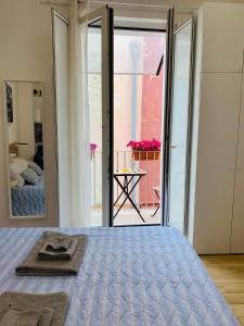 una camera con un letto e un grande specchio di Trase & isse Holiday Home a Bari