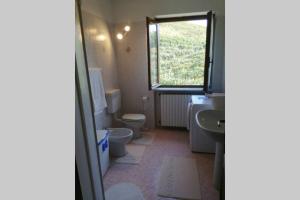 PrioccaにあるCasa Vacanze LILIANAのバスルーム(トイレ2つ、洗面台、窓付) +15枚の写真