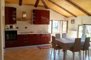 PrioccaにあるCasa Vacanze LILIANAの部屋にテーブルと椅子のあるキッチン