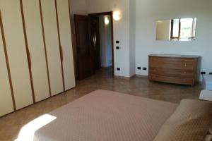 PrioccaにあるCasa Vacanze LILIANAのベッドとドレッサーと鏡のある寝室