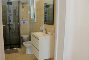un bagno con lavandino, WC e doccia di Dimora Rem Country Life a 2 minuti dal mare a Nardò