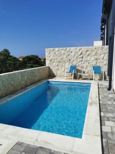 Bazén v ubytování PALMandre (Pag Apartment Luxurious) nebo v jeho okolí