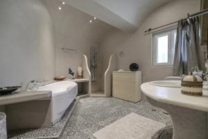A bathroom at Grotta Sognare