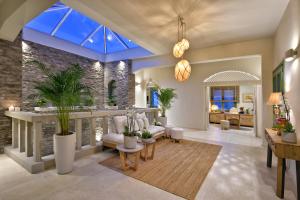 sala de estar con pared de piedra en Casa Di Fiori Andros Suites, en Ándros