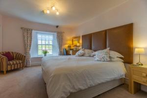 Un dormitorio con una cama grande y una ventana en Stratton Gardens, en Bude