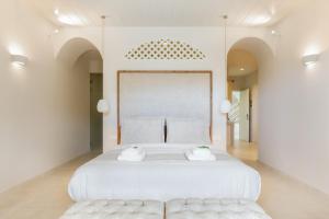 Postel nebo postele na pokoji v ubytování Casa Di Fiori Andros Suites