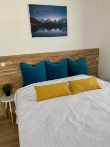 Ένα ή περισσότερα κρεβάτια σε δωμάτιο στο Apartmani Ribnica Tornik