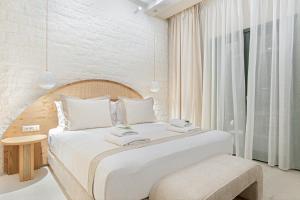 Postel nebo postele na pokoji v ubytování Casa Di Fiori Andros Suites