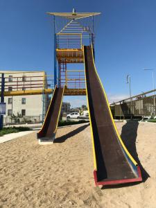 un juego de toboganes en la arena en un parque infantil en Departamento Portal Caldera, en Caldera