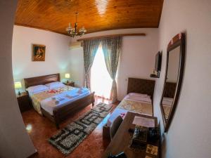 Un pat sau paturi într-o cameră la Rezidenca Aurel Center