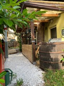 un barril de vino frente a una tienda de vinos en Camping Dolce Sole en Marina di Massa