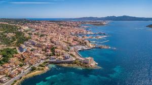 uma vista aérea de uma pequena ilha na água em Il Gabbiano em La Maddalena