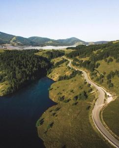 une vue aérienne sur une rivière et une route dans l'établissement Apartmani Ribnica Tornik, à Zlatibor