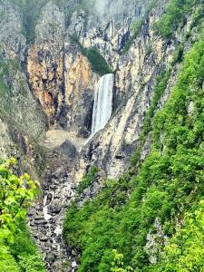 einem Wasserfall an der Seite eines Berges in der Unterkunft Hiša Lojz in Žaga