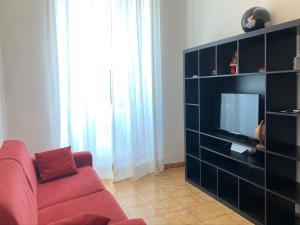 Televízia a/alebo spoločenská miestnosť v ubytovaní Appartamento Orfeo