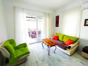 - un salon avec un canapé et une table dans l'établissement Likya SUP Apart, à Kaş