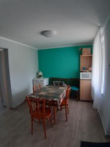 A kitchen or kitchenette at ALFA Szálláshely
