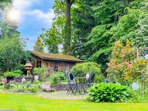 un jardín con cenador, mesa y sillas en Ferienwohnung Im Sachsenwald en Dassendorf