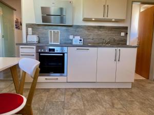 Kuchyň nebo kuchyňský kout v ubytování Ferienwohnung Auszeit im Pfaffenwinkel - Wessobrunn + 14 fotografií