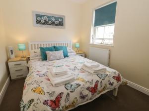 een slaapkamer met een bed met handdoeken erop bij Northolme in Filey