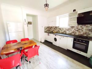 eine Küche mit einem Holztisch und roten Stühlen in der Unterkunft Likya SUP Apart in Kaş