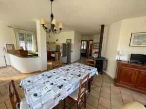 Televízia a/alebo spoločenská miestnosť v ubytovaní Casa Mediterraneo