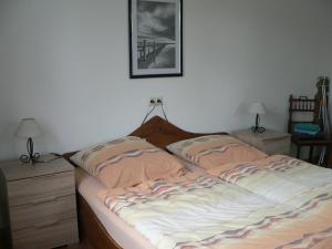 Tempat tidur dalam kamar di Ferienwohnung Zum grünen Holz