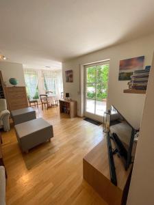 a living room with a couch and a table at Ferienwohnung Lennefer in Piding