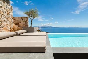 a villa with a swimming pool and the ocean at Olon Villa in Schinias