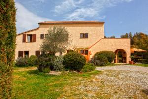 a large brick house with a garden in front of it at A Casa Aperta in Favalello