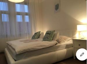 Postel nebo postele na pokoji v ubytování Romantic Apartment Petra - free parking Friday-Sunday
