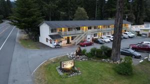 uma vista aérea de um hotel com estacionamento em Hiouchi Motel em Crescent City