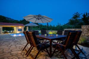 Patio nebo venkovní prostory v ubytování Family friendly Villa Zaneta with pool