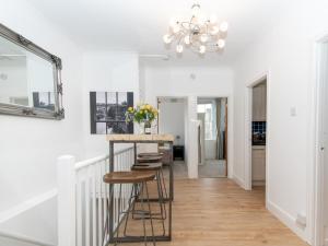 Afbeelding uit fotogalerij van Pass the Keys Stylish 2 Bed central Bath Apartment with Parking in Bath
