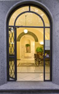 otwarte drzwi do pokoju ze stołem w obiekcie Antico Palazzo Scala w Sorrento