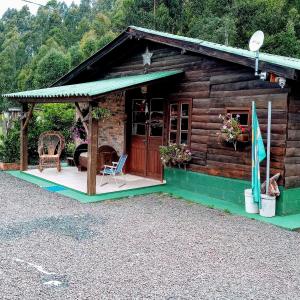 a log cabin with a porch and a patio at Casa Aconchegante em Urubici in Urubici