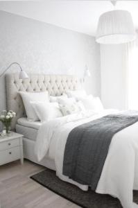 um quarto branco com uma grande cama branca com almofadas brancas em Romantic Apartment Petra - free parking Friday-Sunday em Praga