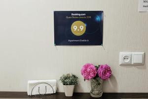 een vaas met roze bloemen op een tafel bij Apartment Erekle 6 in Borjomi