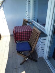 2 sillas sentadas en un porche con una mesa en stan/apartman s pogledom en Sarajevo