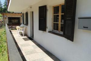 een huis met een raam en een tafel en stoelen bij Chalet Castellani Apartment in Fiesch