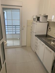 Kuchyňa alebo kuchynka v ubytovaní Apartment in Drasnice with sea view, terrace, air conditioning, WiFi 4992-4