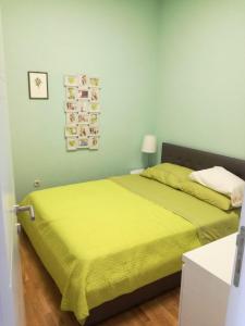 a bedroom with a bed with a yellow blanket at Apartment in Drasnice with sea view, terrace, air conditioning, WiFi 4992-5 in Drasnice