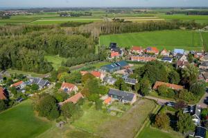 una vista aerea di un villaggio con case e alberi di Tante Cher à la Mer - Zeeland a Biggekerke
