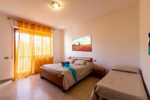 um quarto com 2 camas e uma janela em Edera Silvi Vacanza em Silvi Marina