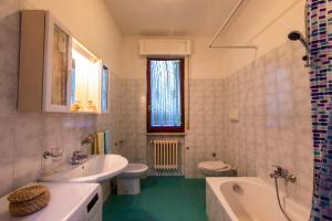 uma casa de banho com um lavatório, uma banheira e um WC. em Edera Silvi Vacanza em Silvi Marina